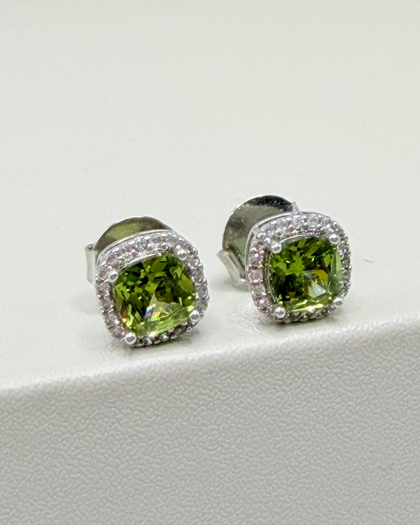 Brinco Peridoto Oliva Cravejado 8mm