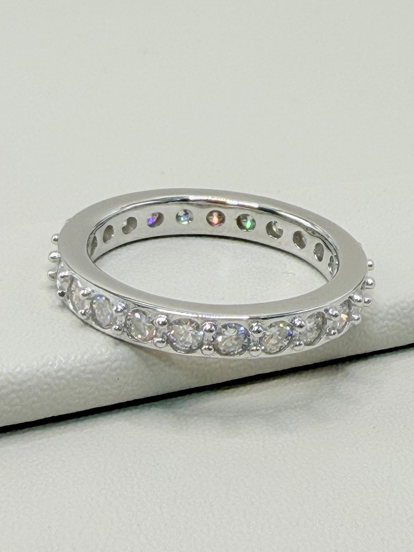 Anel Moissanite (aparador aliança) 2,5 mm - 25 pedras