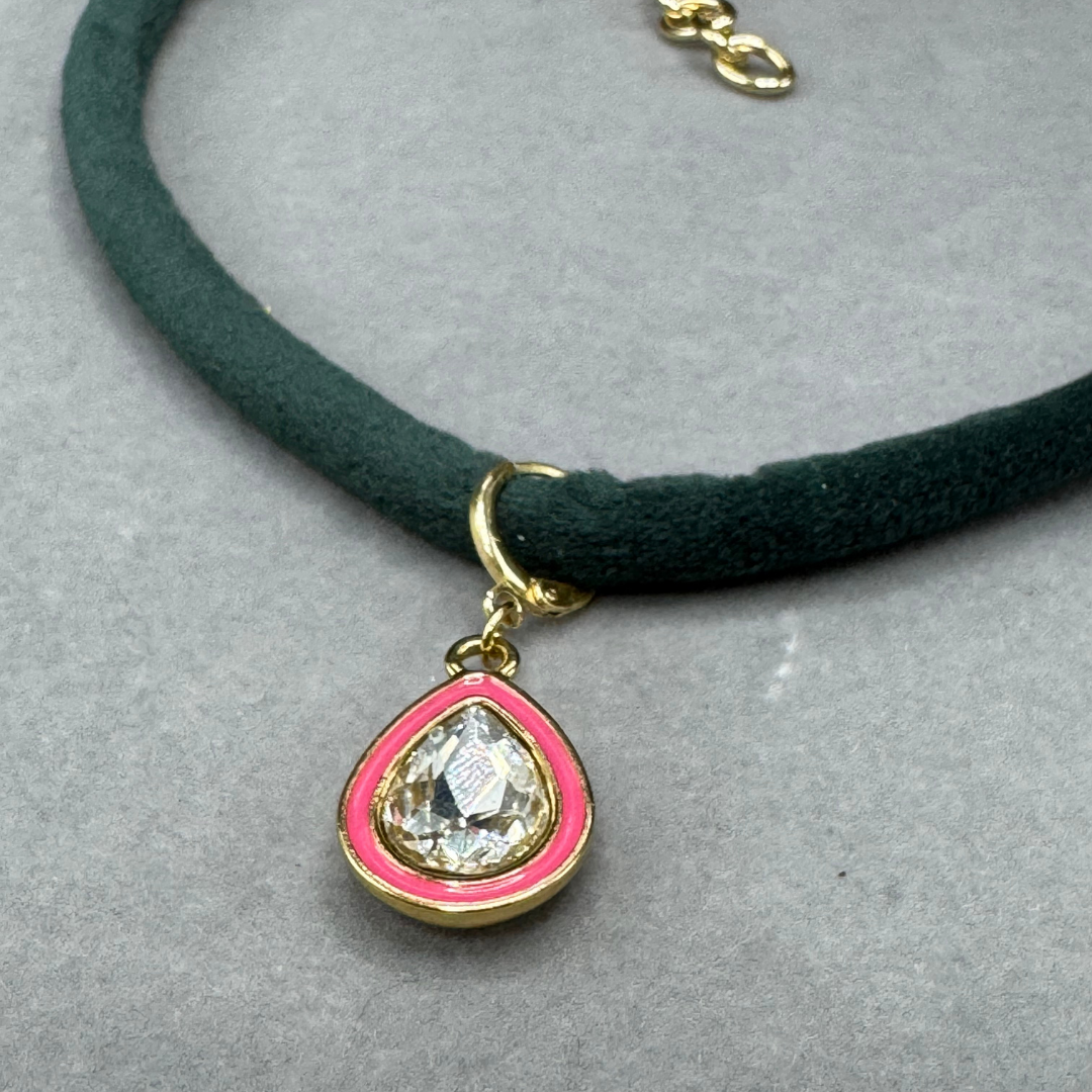 Cordão de veludo e pingente cristal