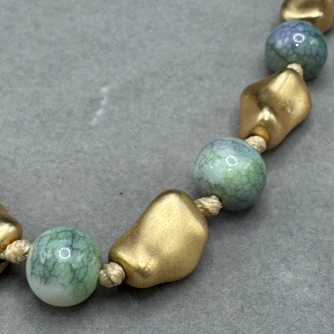 Colar pedras naturais e dourado