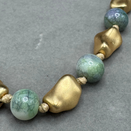 Colar pedras naturais e dourado
