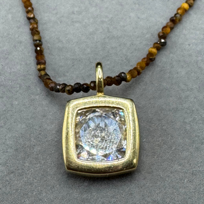 Colar com cristais olho de tigre e pingente moissanite