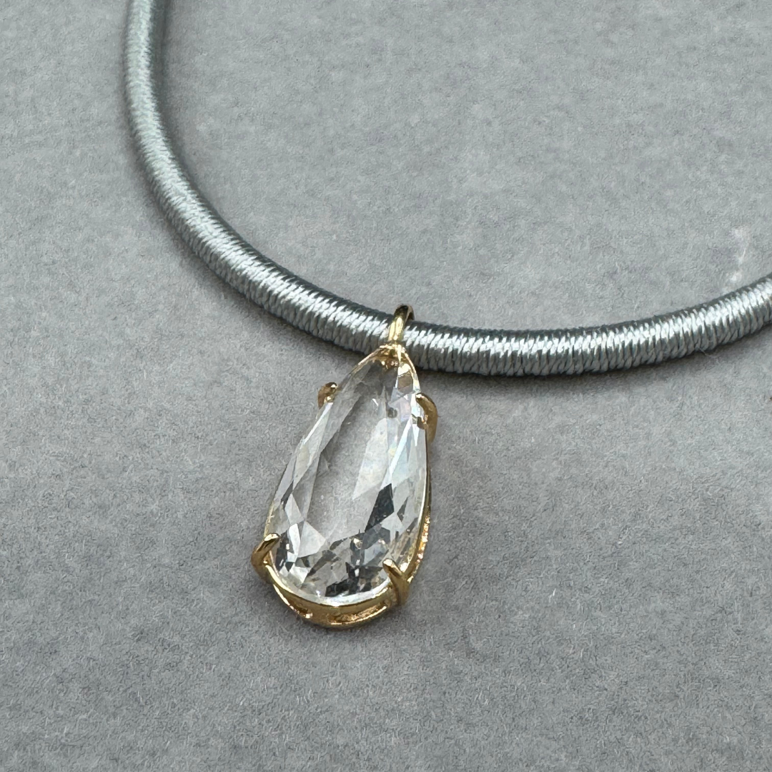 Cordão de fio de seda encerado com pingente de cristal