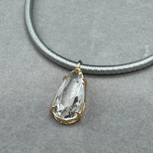 Cordão de fio de seda encerado com pingente de cristal