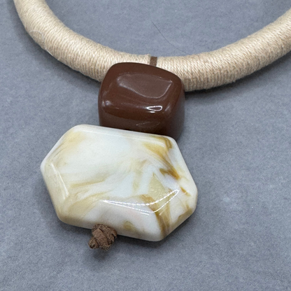 Cordão com pedras acrícilias