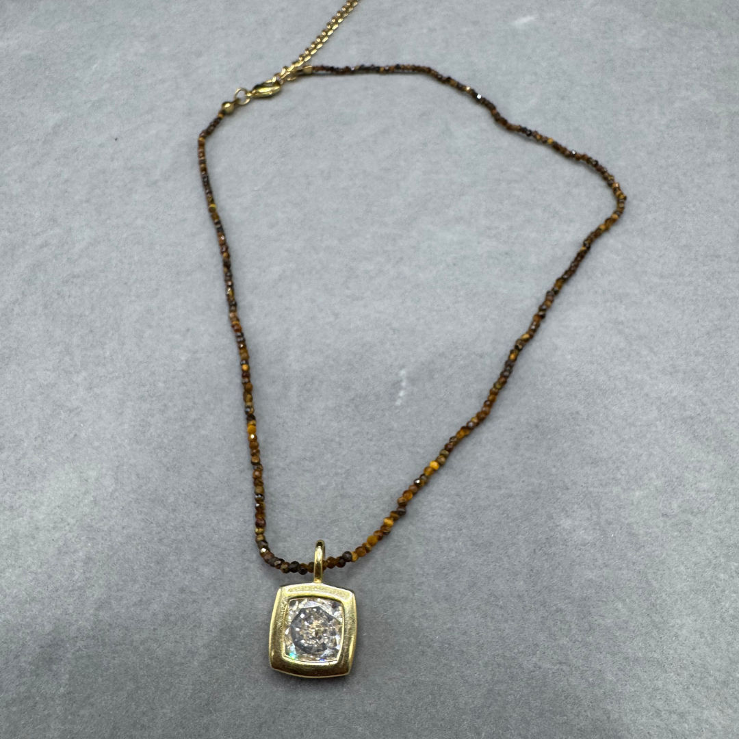 Colar com cristais olho de tigre e pingente moissanite
