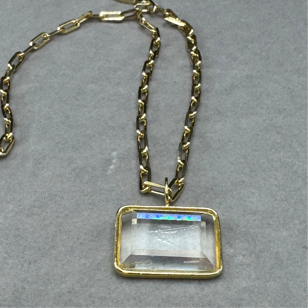 Colar longo com pingente de cristal