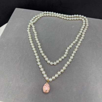 Colar longo pérola e pingente ovo fabergê