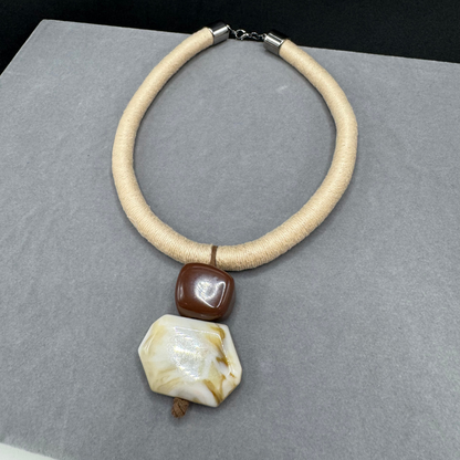 Cordão com pedras acrícilias