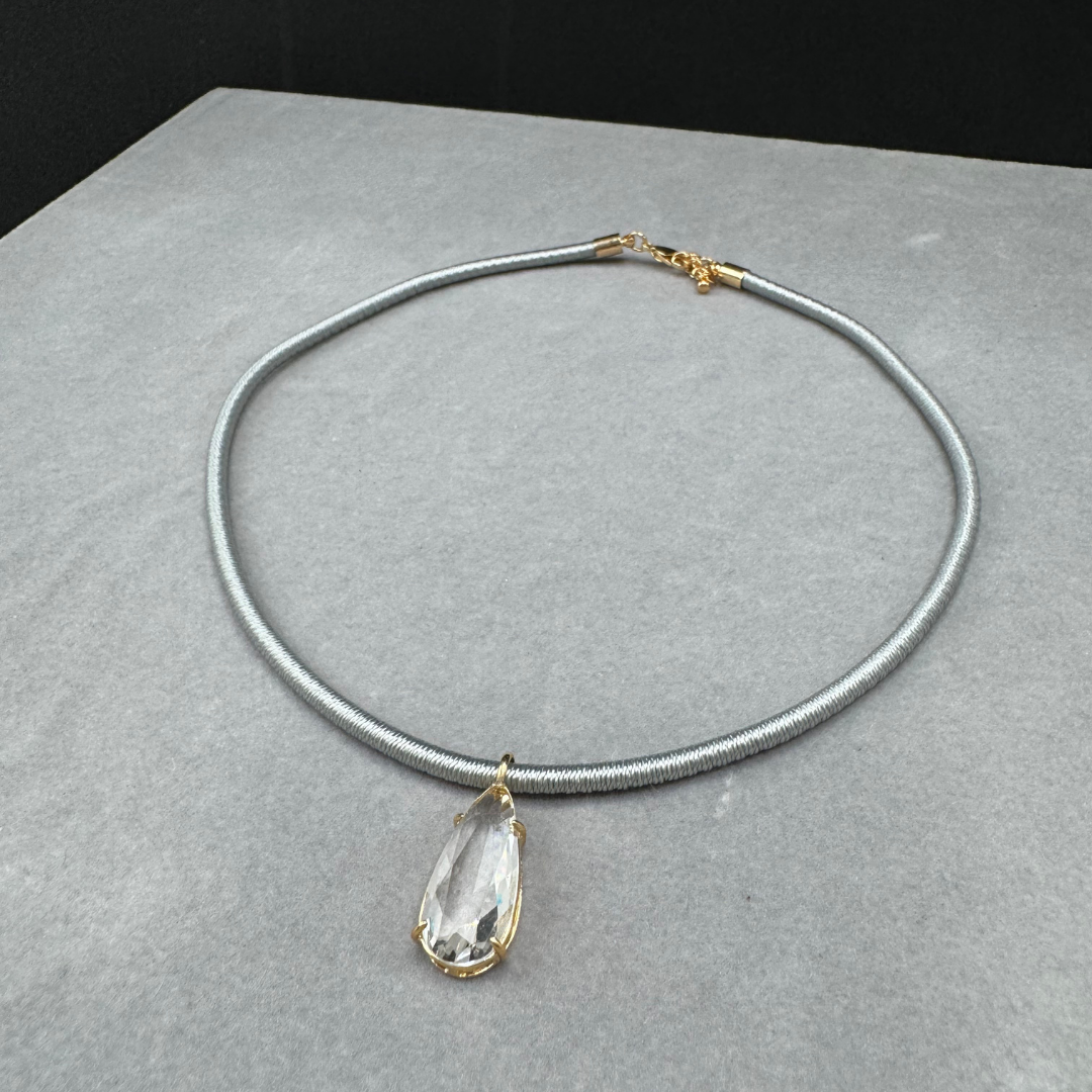 Cordão de fio de seda encerado com pingente de cristal