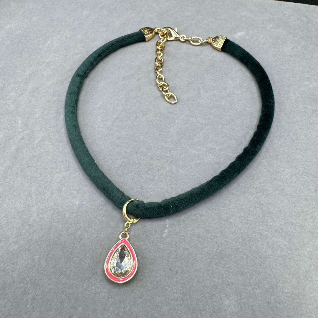 Cordão de veludo e pingente cristal