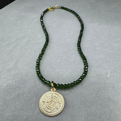 Cordão pedras de cristal com pingente rosa dos ventos