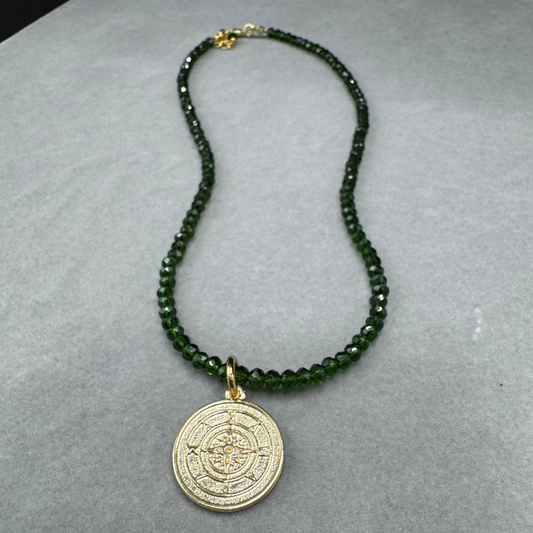 Cordão pedras de cristal com pingente rosa dos ventos