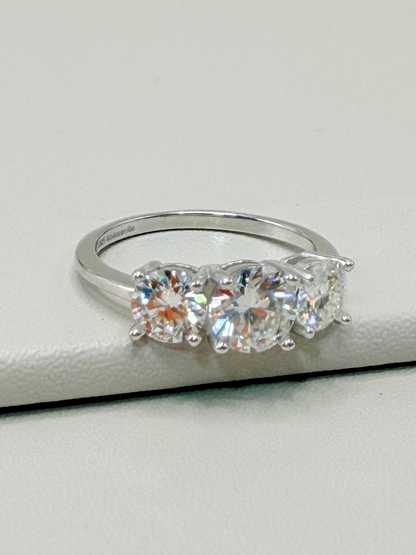 Anel Moissanite 3 pedras em navetes 6mm