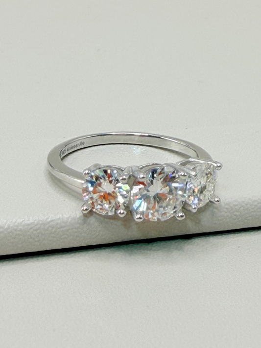 Anel Moissanite 3 pedras em navetes 6mm