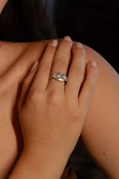Anel Moissanite 3 pedras em navetes 6mm